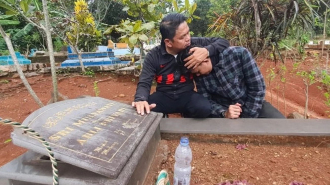 Saat Maula Ziarah ke Makam Ibunya (instagram)